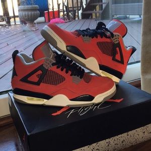 Jordan Retro 4: Torred red